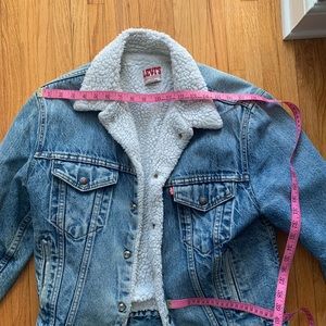 Vintage Levi’s denim Sherpa-lined trucker jacket. Size 40R.